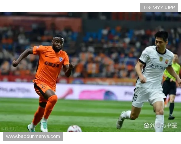 足球明星在比赛中意外被脱裤子引发全场哗然引起媒体热议