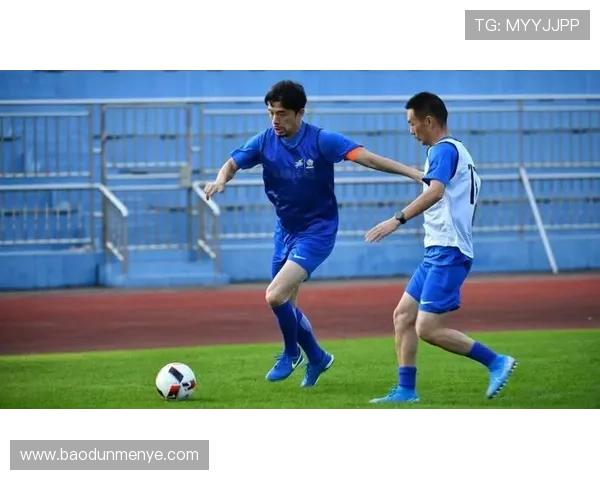 足球明星挑战篮球馆新玩法引发热议球迷期待跨界精彩对决 足球明星挑战篮球馆新玩法引发热议球迷期待跨界精彩对决