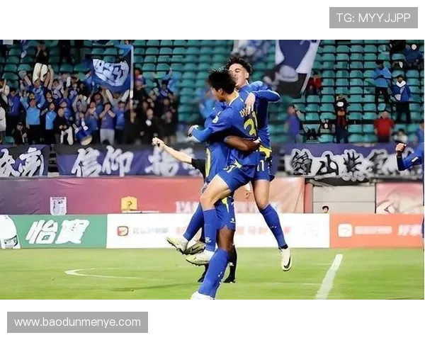 足球明星比赛意外露鸟引发热议球迷反应各异引关注